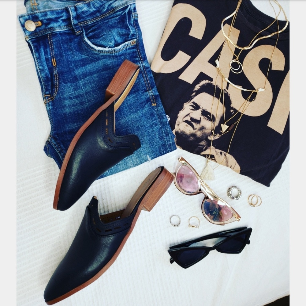 🆕️//The Cassidy// black mule flat - Picture 2 of 8